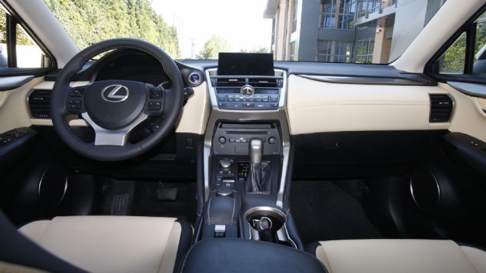 Το εσωτερικό διέπεται από την πλέον πρόσφατη αισθητική της Lexus, προβάλλοντας υψηλή τεχνολογία και ποιότητα.